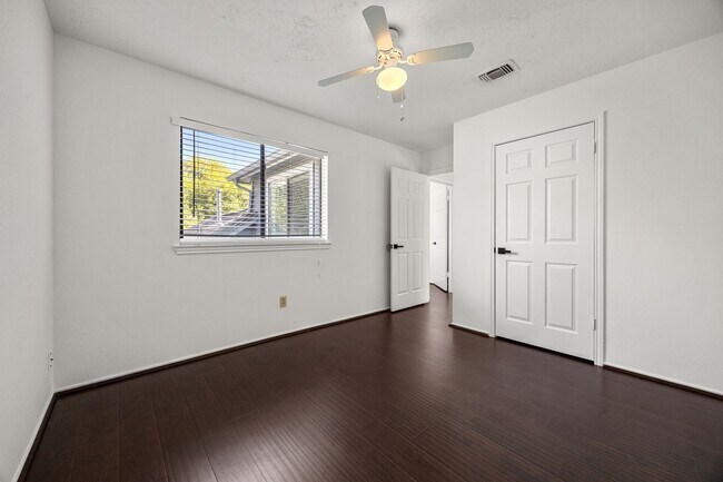 Building Photo - 2010 Courtshire Ln