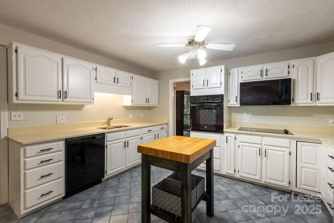 Building Photo - 102 Arbor Ln