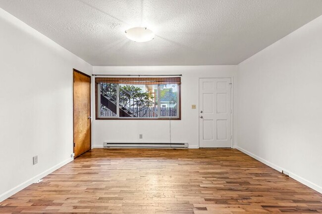 Building Photo - 121 SE 30th Pl