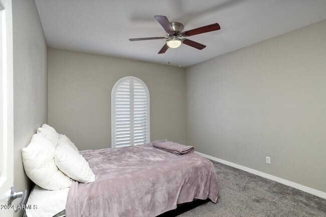 Building Photo - 3305 S Holbrook Ln