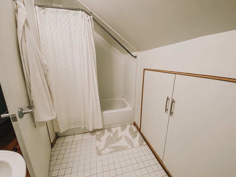 Full Bath - 2012 Harbert Ave