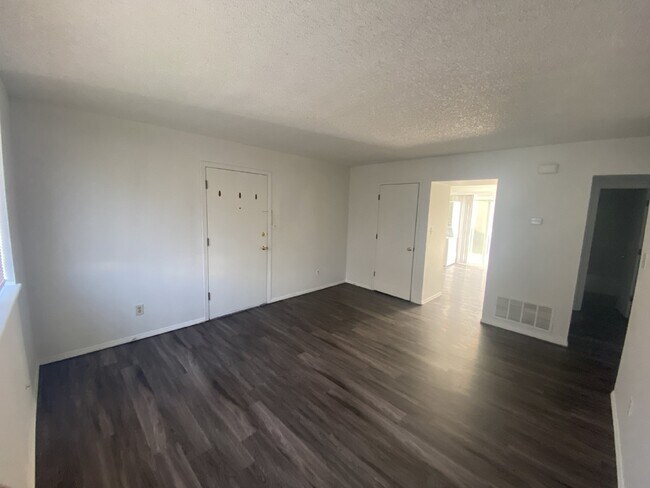 Building Photo - Cozy Condo Available NOW!