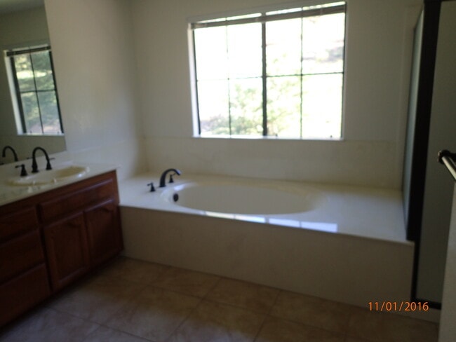 Building Photo - 4 Bedroom, 2.5 Bath House w/2 Garages on 1...