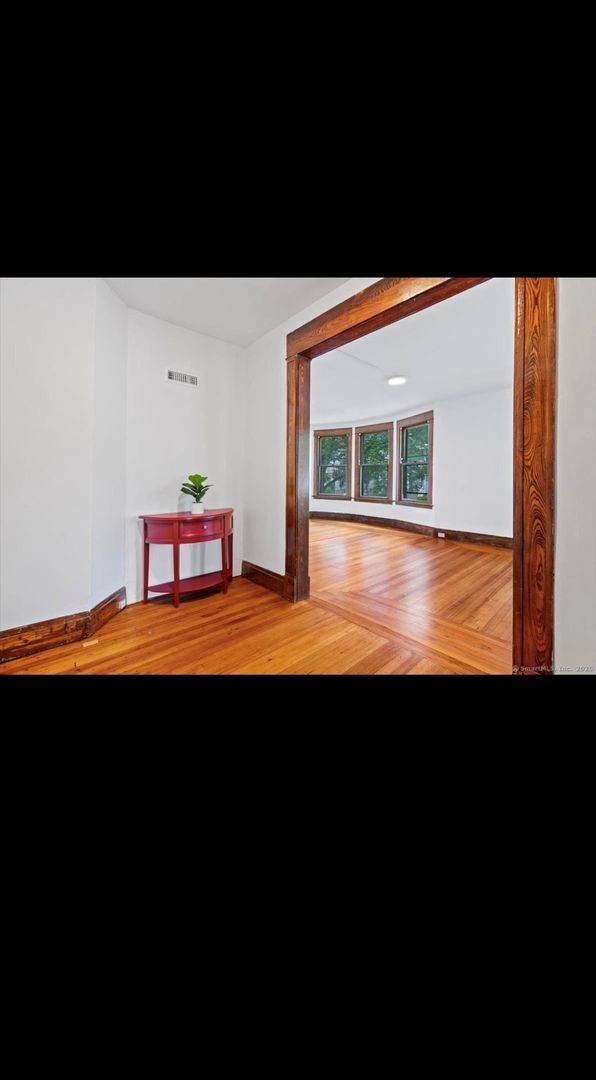Building Photo - OVERSIZED FIRST FLOOR 3 BEDROOM APARTMENT WITH WASHER/DRYER