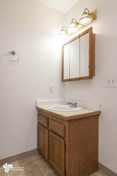 Building Photo - 1180 N Elsinore Ave