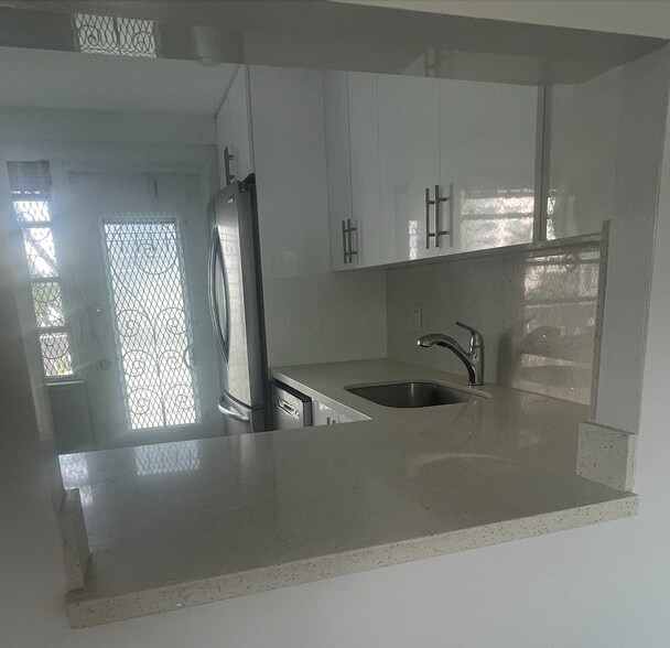 Building Photo - 3181 S Ocean Dr