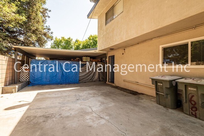 Building Photo - 2334 Dracena St