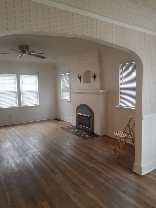 Building Photo - Charming 3 bedroom, 1.5 bathroom in North ...