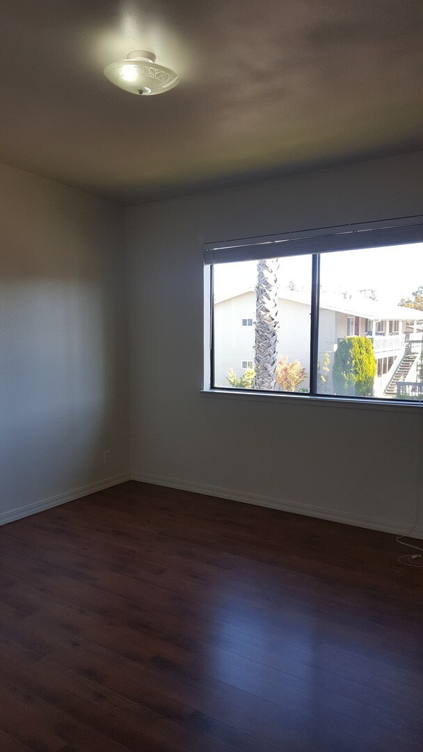 Building Photo - 2 bed/1 bath in fourplex. Hardwood floor, balcony, and A/C!