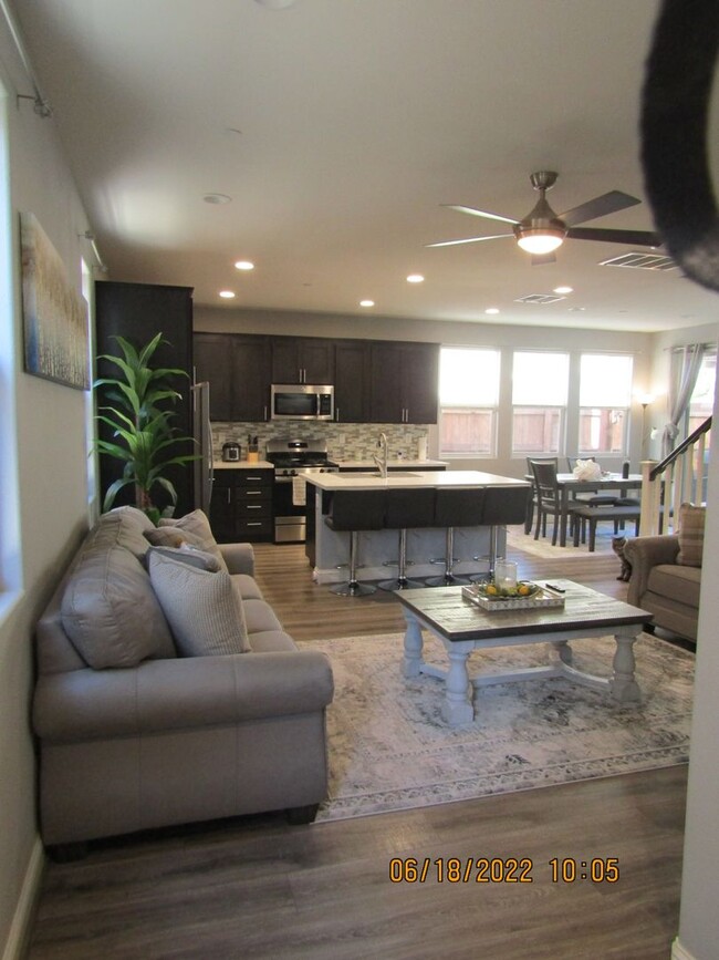 Building Photo - Beautiful Newer Two Story Home in The Gate...