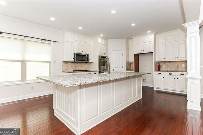 Building Photo - 5552 Leaf Ridge Ln NE