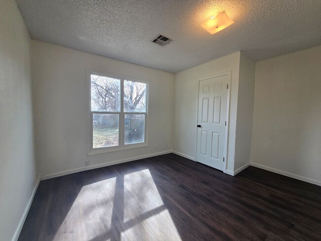 Building Photo - 2 Bed 1 Bath Home in Shawnee