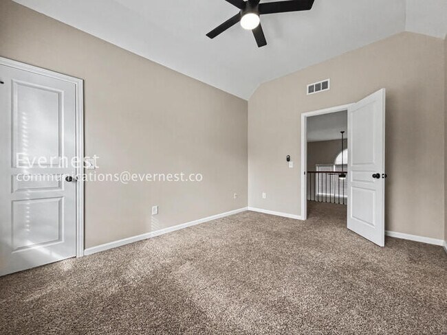 Building Photo - 3-Beds 3.5 Baths Spacious Home with Fenced Yard and Garage Parking