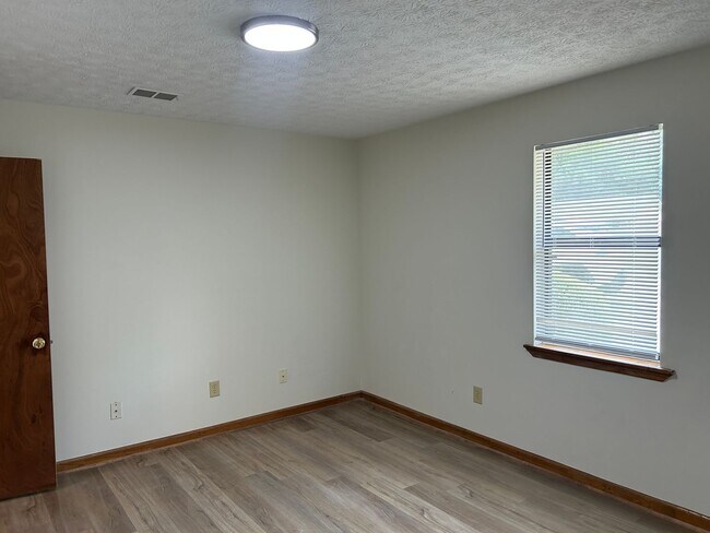 Building Photo - 109/111 Deer Creek Ct