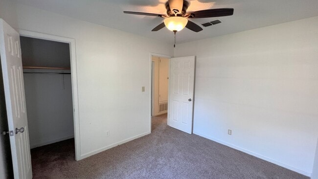 Building Photo - Lovely 3-Bedroom