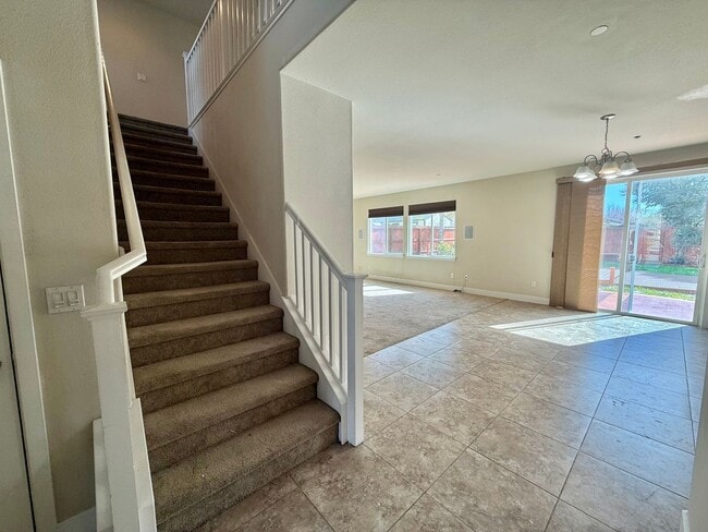 Building Photo - Hollister-Beautifully Updated 4BD/3BA Home with Garden Backyard in Prime Hollister Location