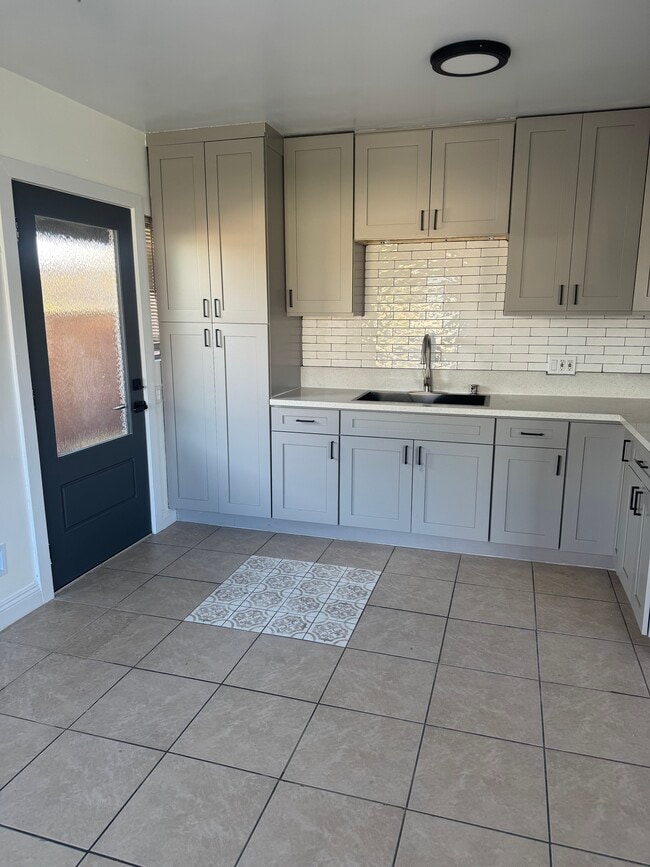 Building Photo - 1302 E Mardina St