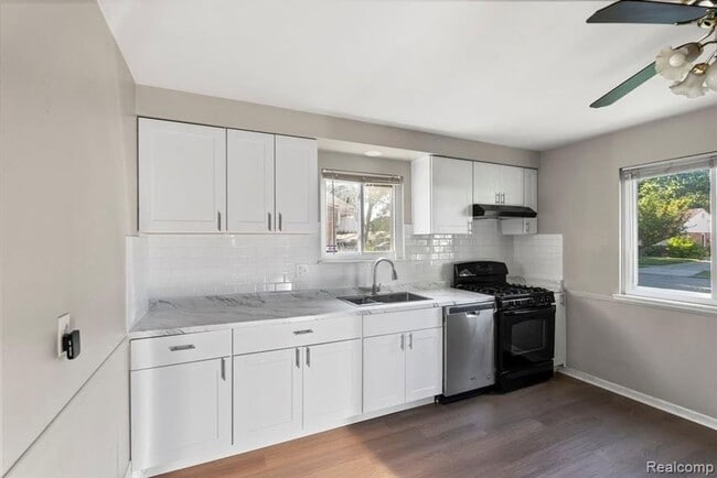 Building Photo - Gorgeous Madison Heights Gem!