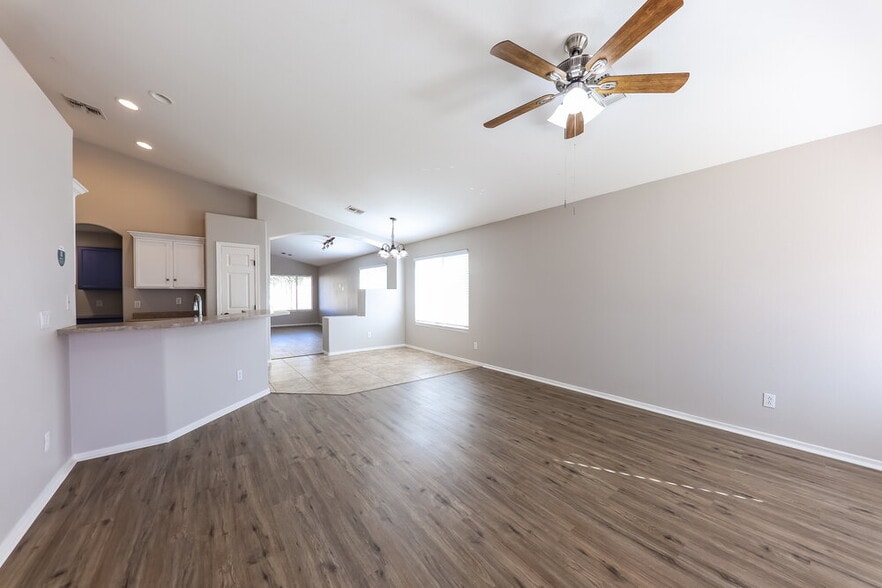 Building Photo - 8019 W Alex Ave