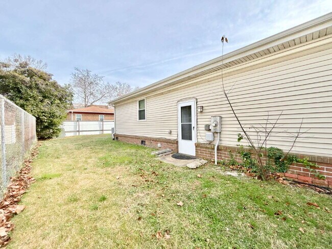 Building Photo - Cozy Brick Ranch in Norfolk!