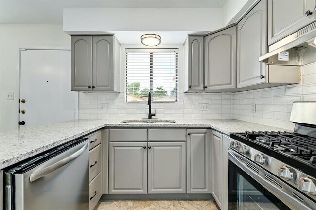 Building Photo - 204 Northwest Dr