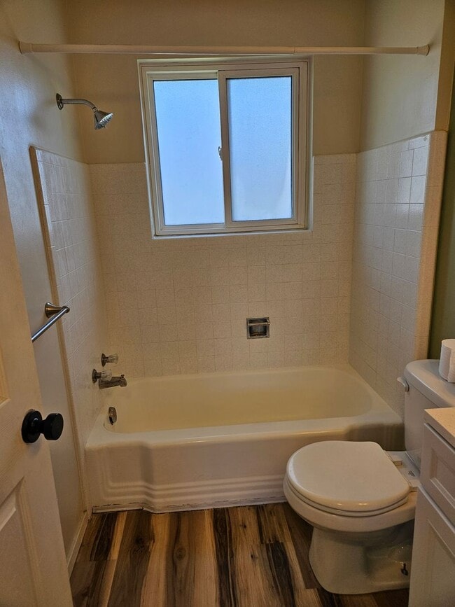 Building Photo - Spacious 4 Bed Bountiful Home | Central Location & Covered Parking