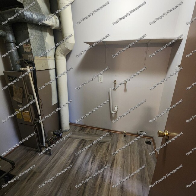 Building Photo - 2 Bedroom Townhome