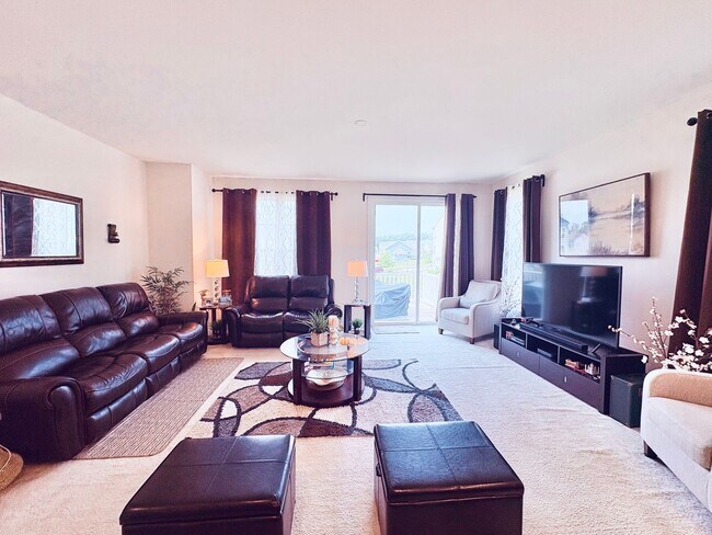 Building Photo - EMBREY MILL - END UNIT TOWNHOUSE