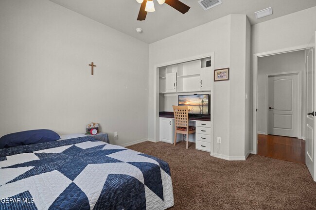 Building Photo - 14560 Meadow Lawn