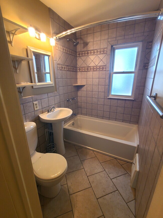 Building Photo - 8217 Belleview Ave