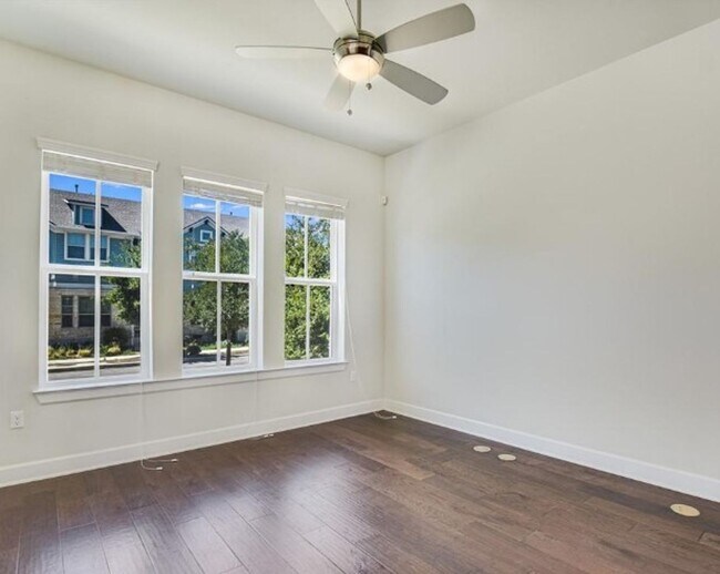 Building Photo - PRELEASING FOR BEGINNING OF JUNE! Walking Distance to Fun, Food and Friends!