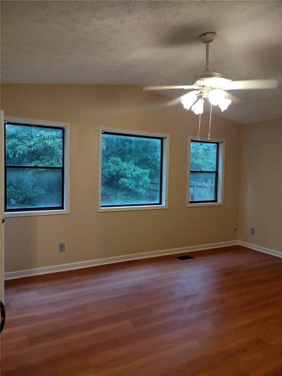 Building Photo - 604 Pepperwood Ln