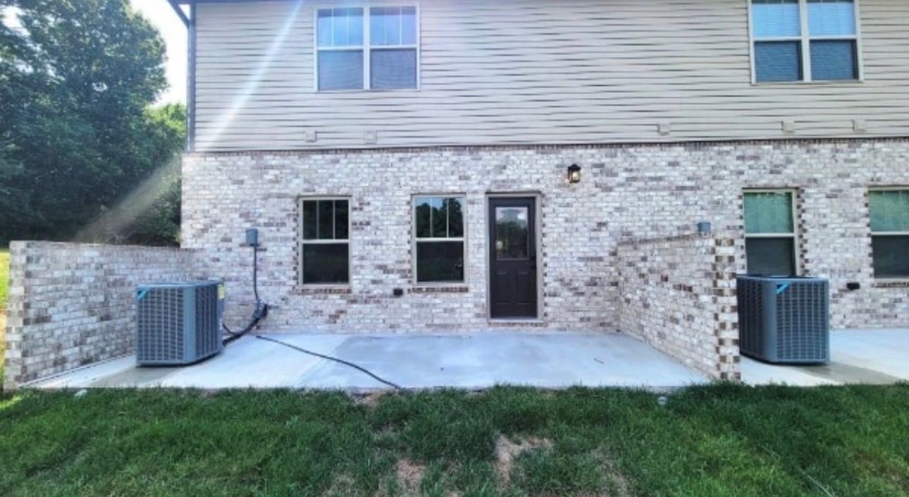 Building Photo - 1002 Villa Cir