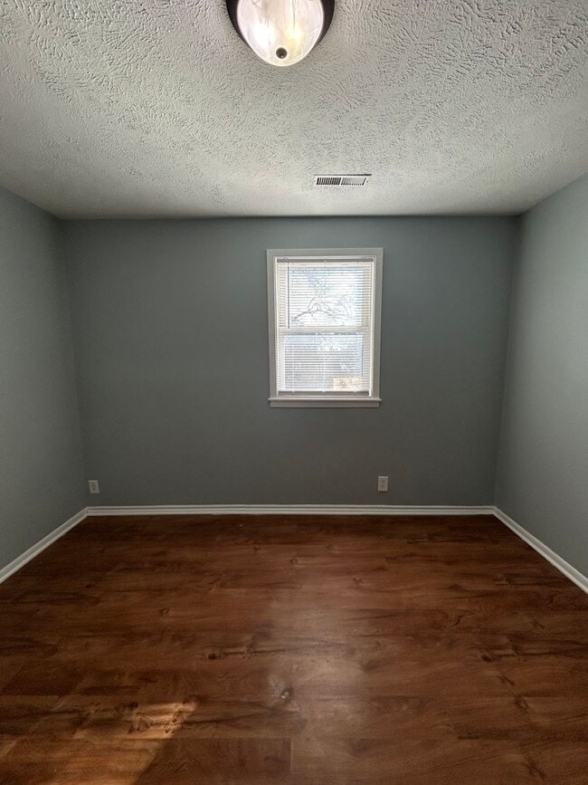 Building Photo - Private Entry, Cozy Comfort – 1 Bedroom, 1 Bathroom Home-Style Apartment