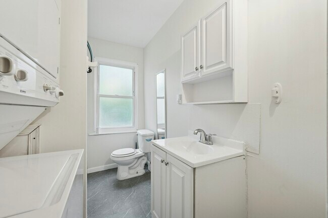 Building Photo - 109 W Queen Ln