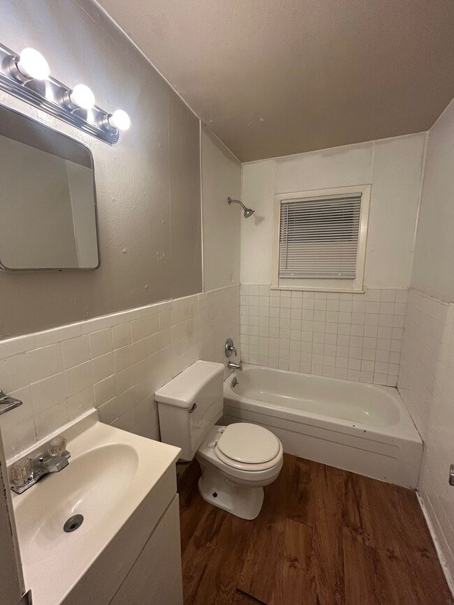 Building Photo - Perfect home for family