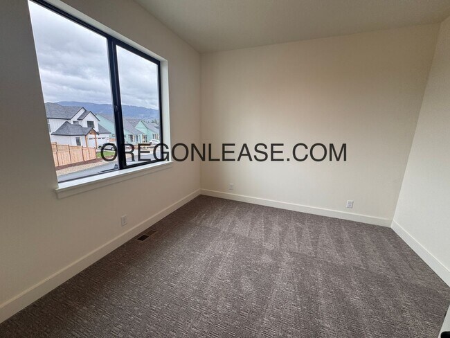 Building Photo - Brand new 3 bedroom 2.5 bath Coburg townhome