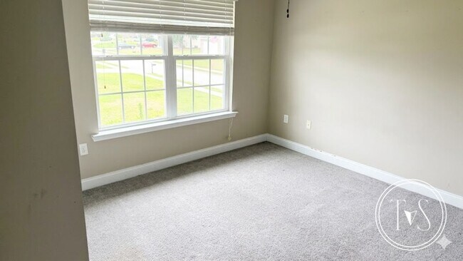 Building Photo - 709 English Oak Dr