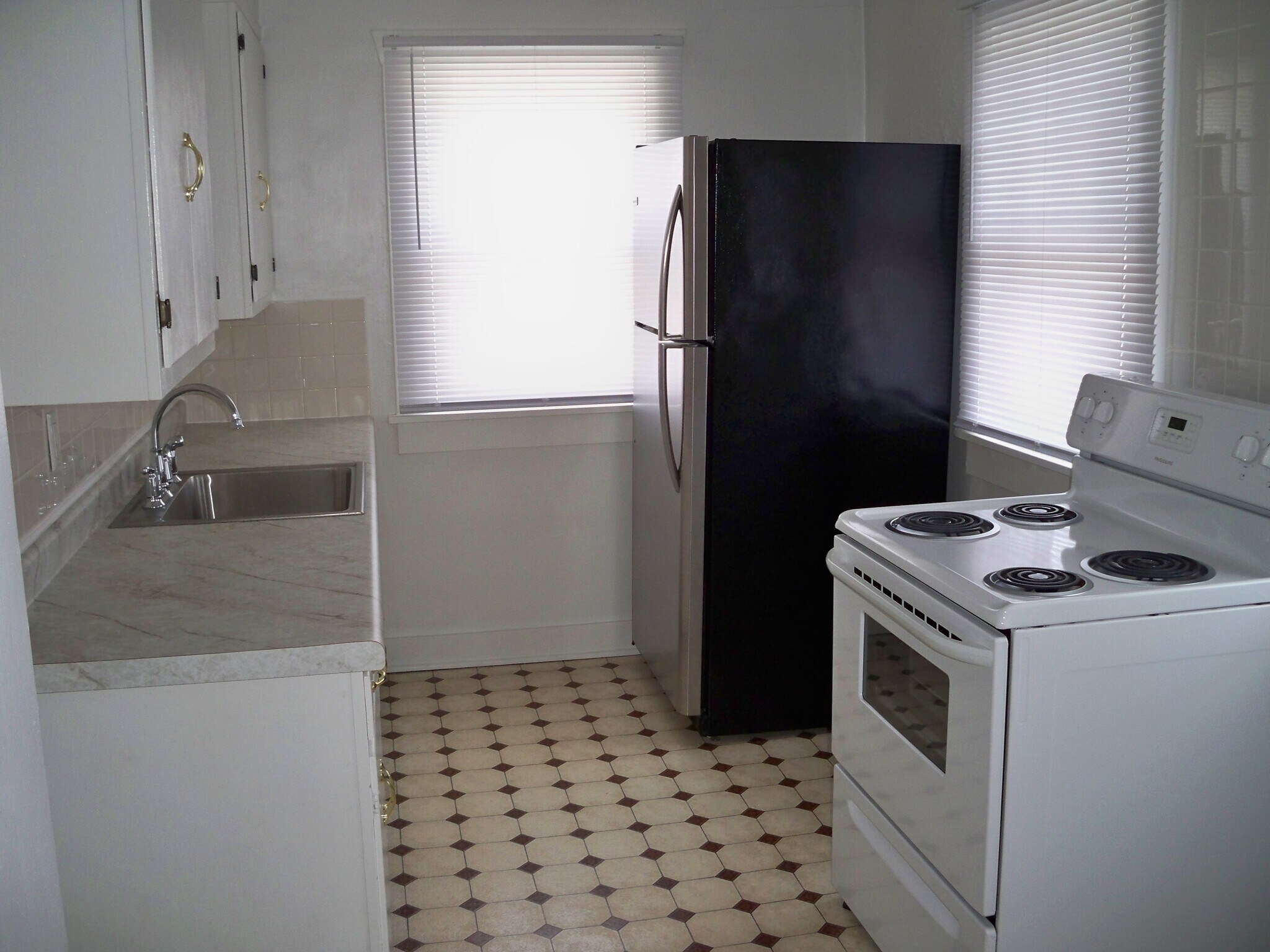 Building Photo - 331 W Cedar St