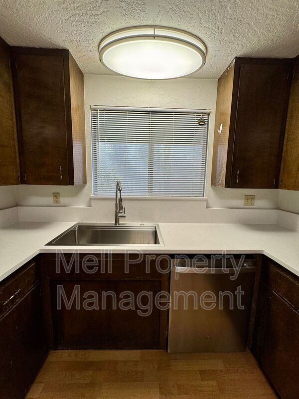 Building Photo - 50 E Vine Maple Ln