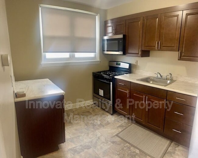 Building Photo - 910 E Sharpnack St