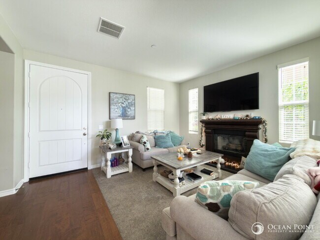 Building Photo - 3 Bedroom Condo for Rent in Ventura!