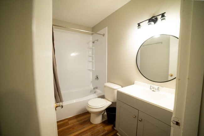 Building Photo - Centrally located between downtown and Eas...