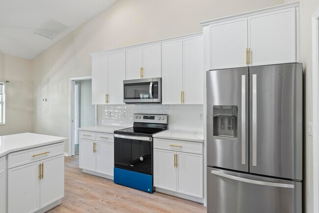 Building Photo - 24 Lakecliff Dr