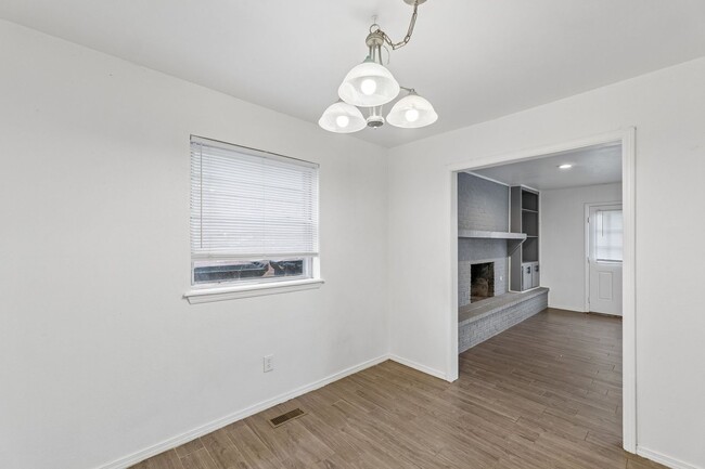 Building Photo - 3 bedroom 2.5 bath - NW Highway and Rockwell