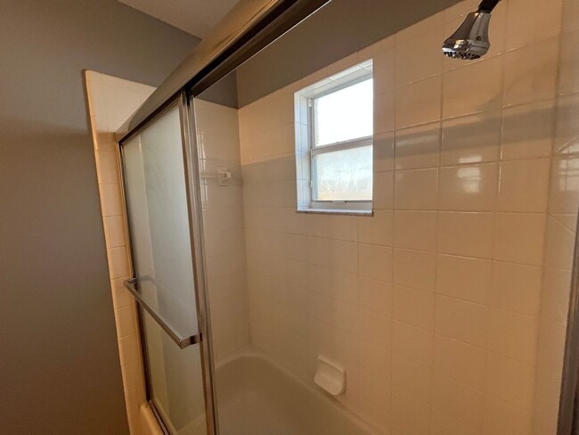 Building Photo - 2304 Hickory Pine St