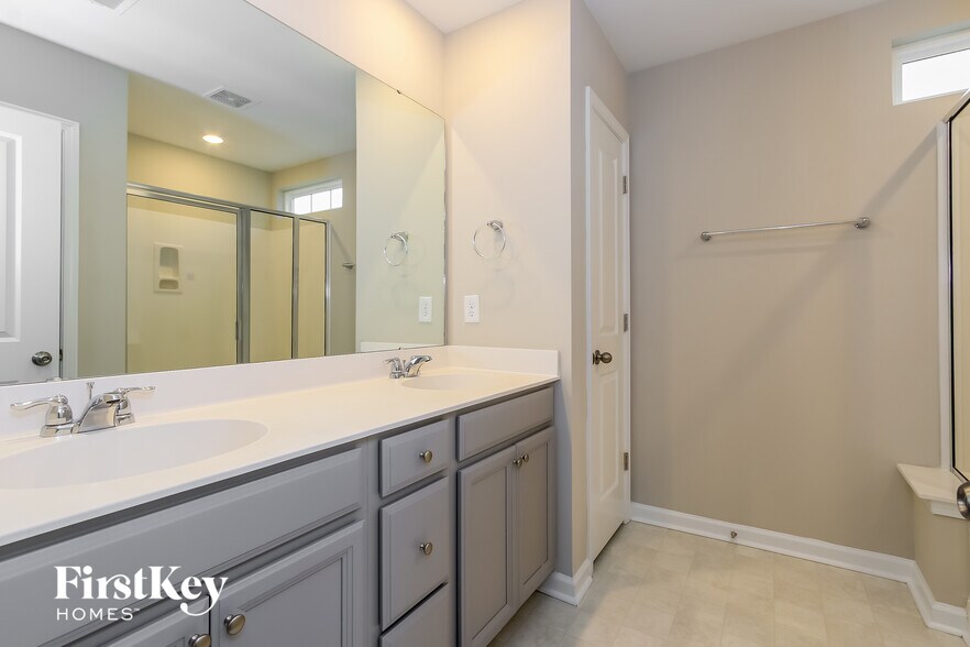 Building Photo - 820 Redbud Ln