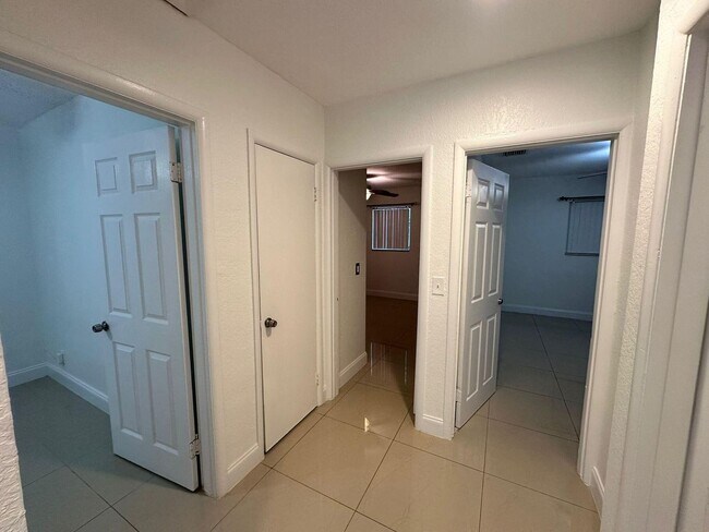 Building Photo - 104 NE 16th Ave