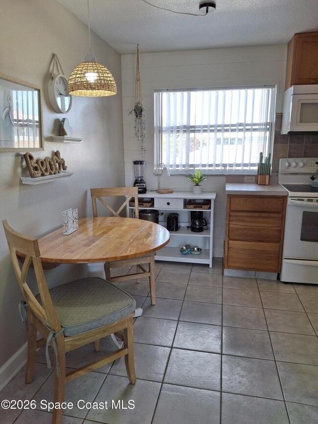 Building Photo - 7165 Ridgewood Ave