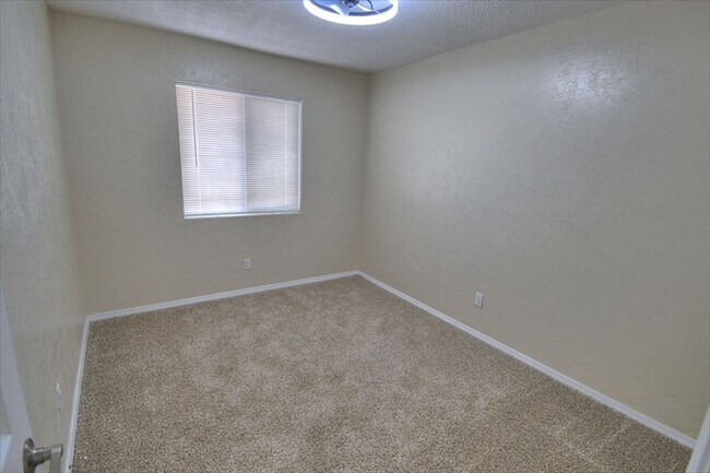 Building Photo - NE Heights 4 Bedroom !!!!